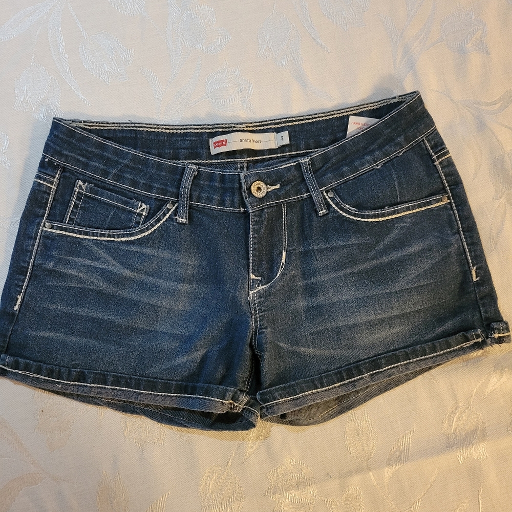 Short dark Levi's jean shorts